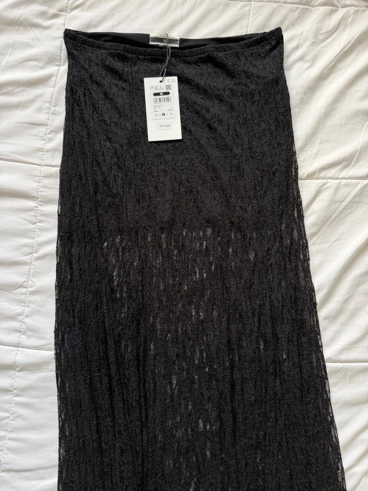 Usado por Isidora Fuenzalida Costa, Falda negra transparente , talla M