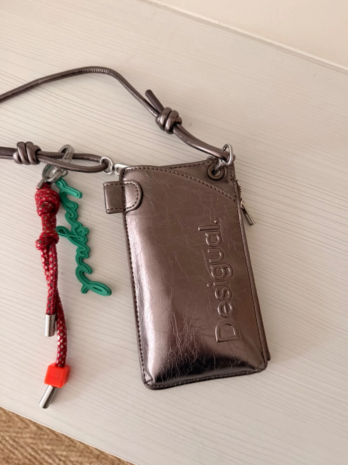 Usado por Emily Zembo, Porta Celular y tarjetas Desigual