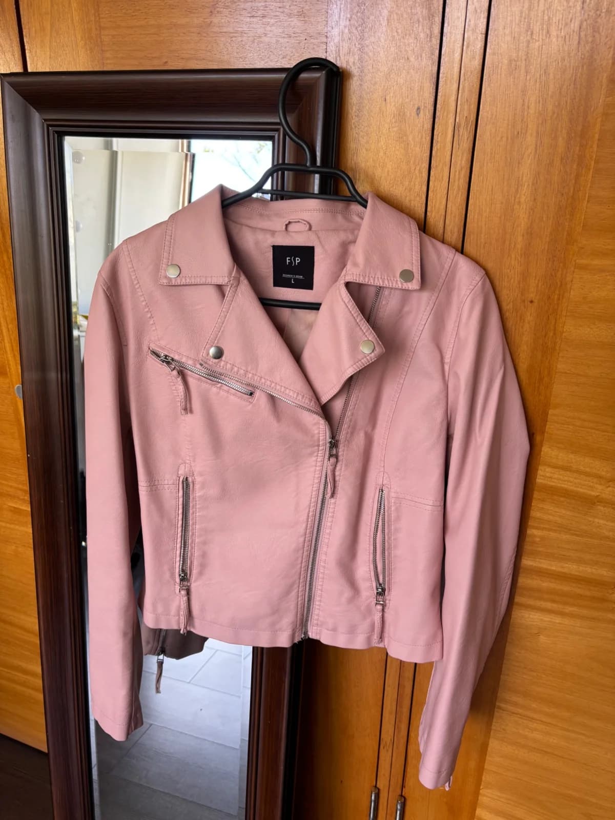 Usado por Emilia Corvalan, Chaqueta cuerina rosada, talla L
