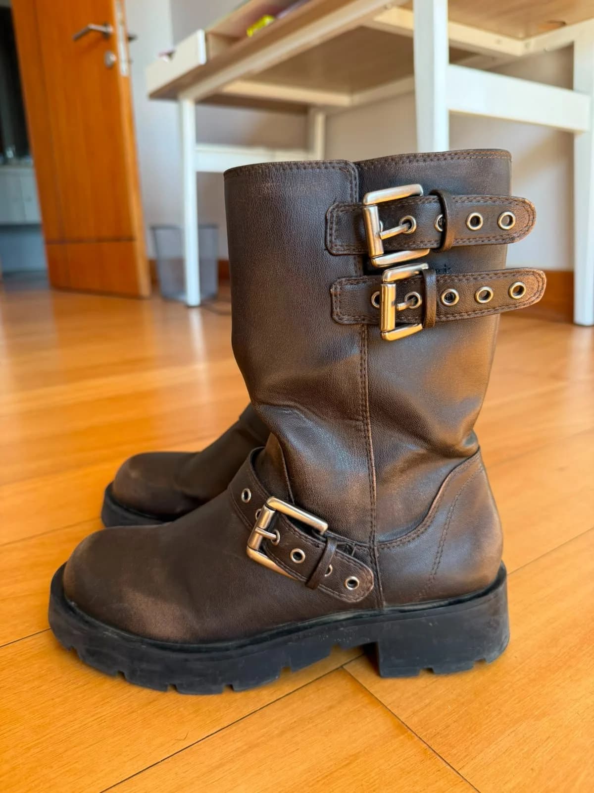 Usado por Paula Aravena, Botas Zara tipo Biker verde, talla 37