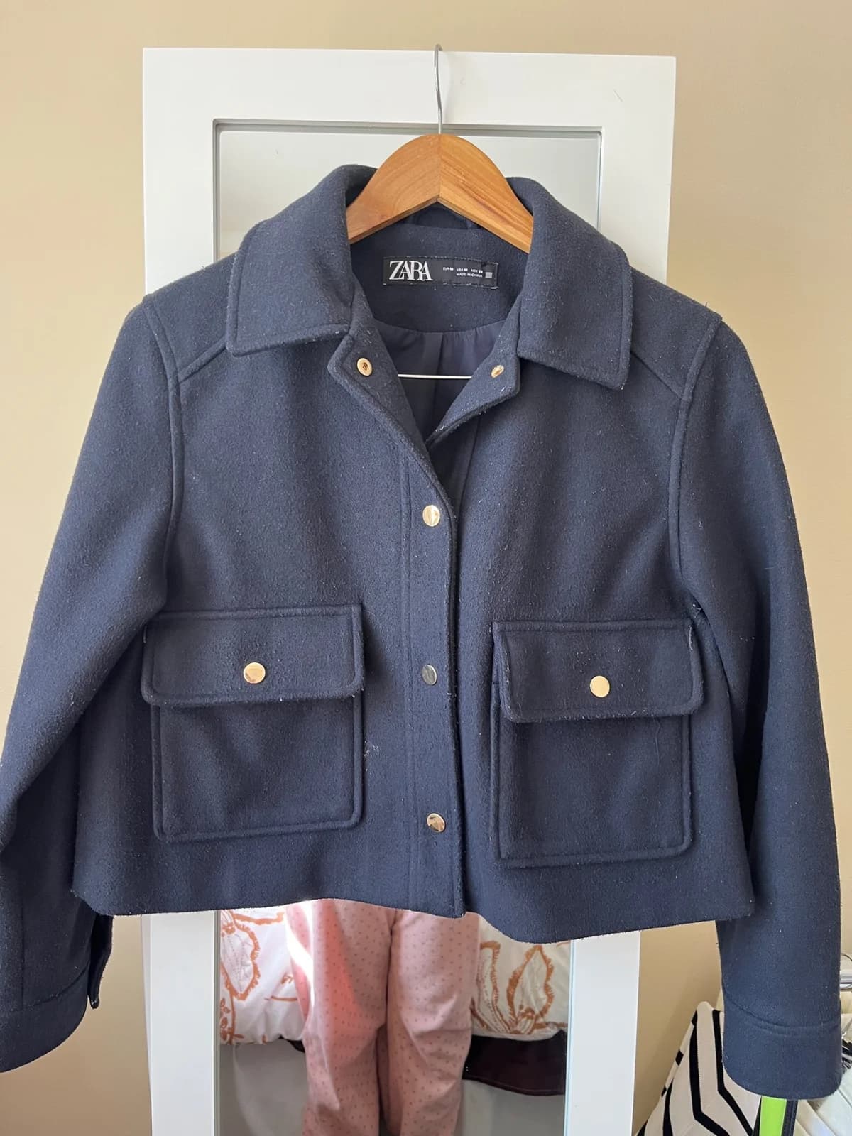 Chaqueta corta ZARA azul marino con bolsillos — foto 1