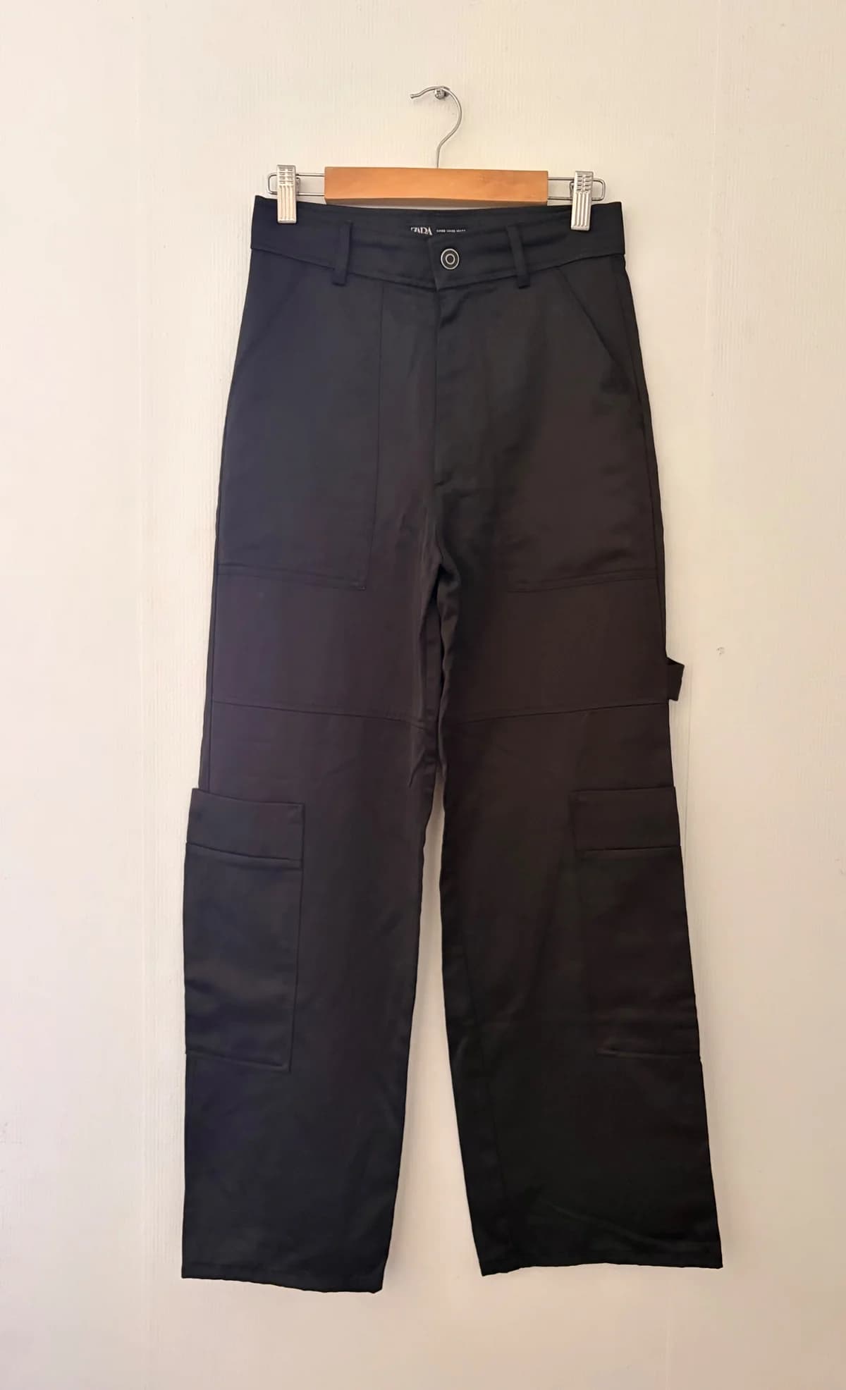 Usado por Fabiana Lillo, Pantalón satinado Zara, talla Xs