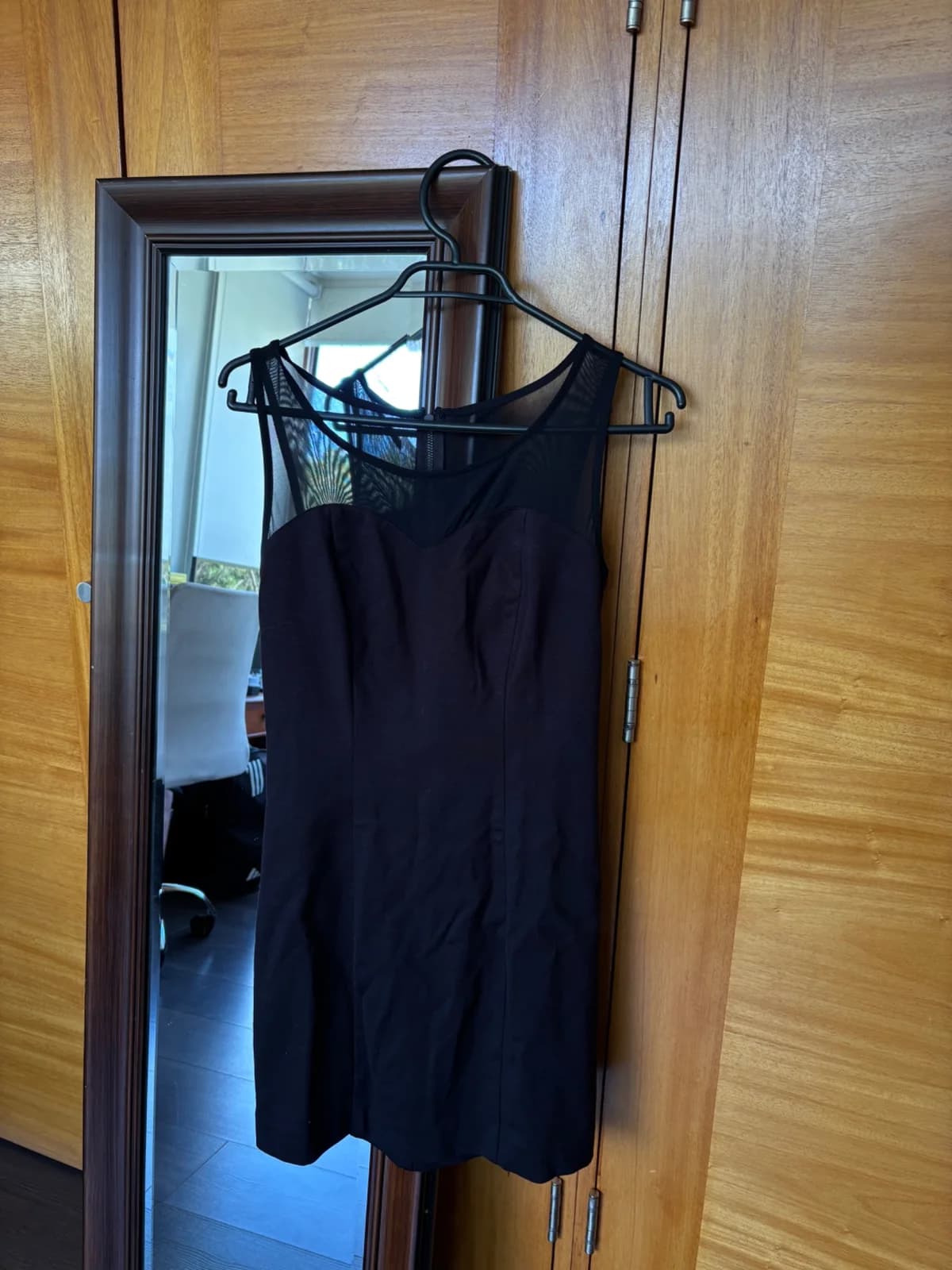 Vestido corto negro — foto 1
