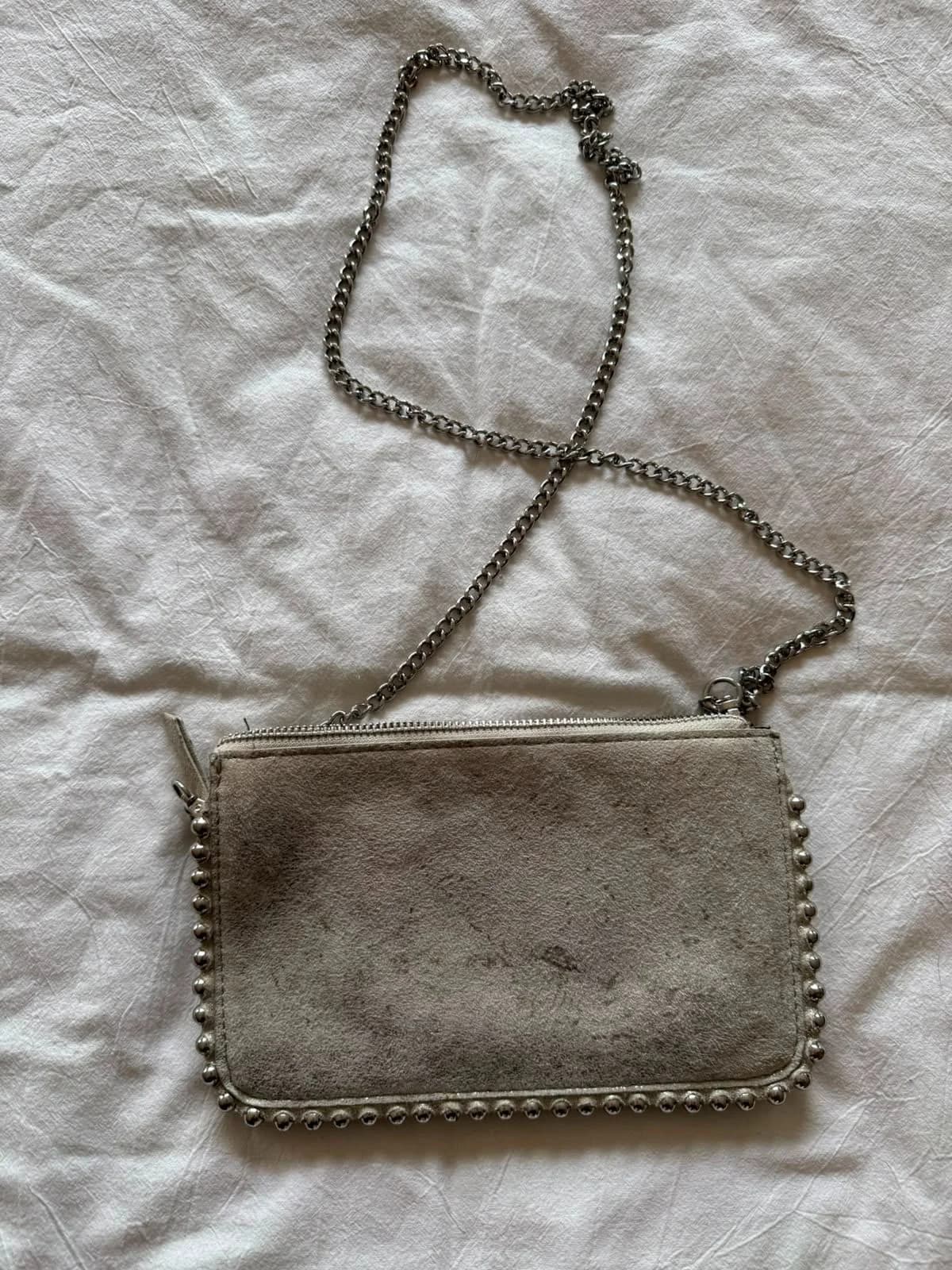Usado por Paula Aravena, Cartera Zara plateada