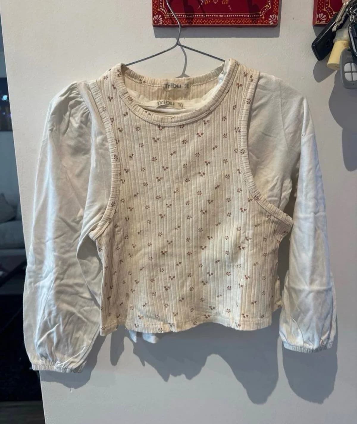 Usado por María de los Ángeles Esveile Molina , Polera doble blanca con manga de globo y encima un top floral, talla XS