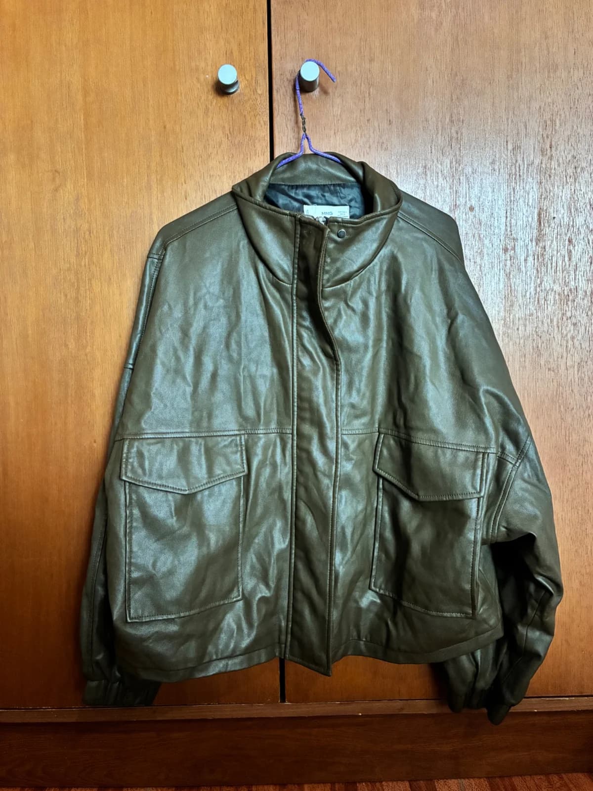 Usado por trinidad mistretta, Chaqueta cuero MANGO, talla M-L