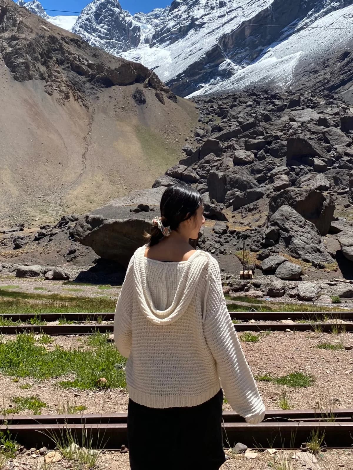 Usado por Valeria Olguín , Sweater con gorro, talla M