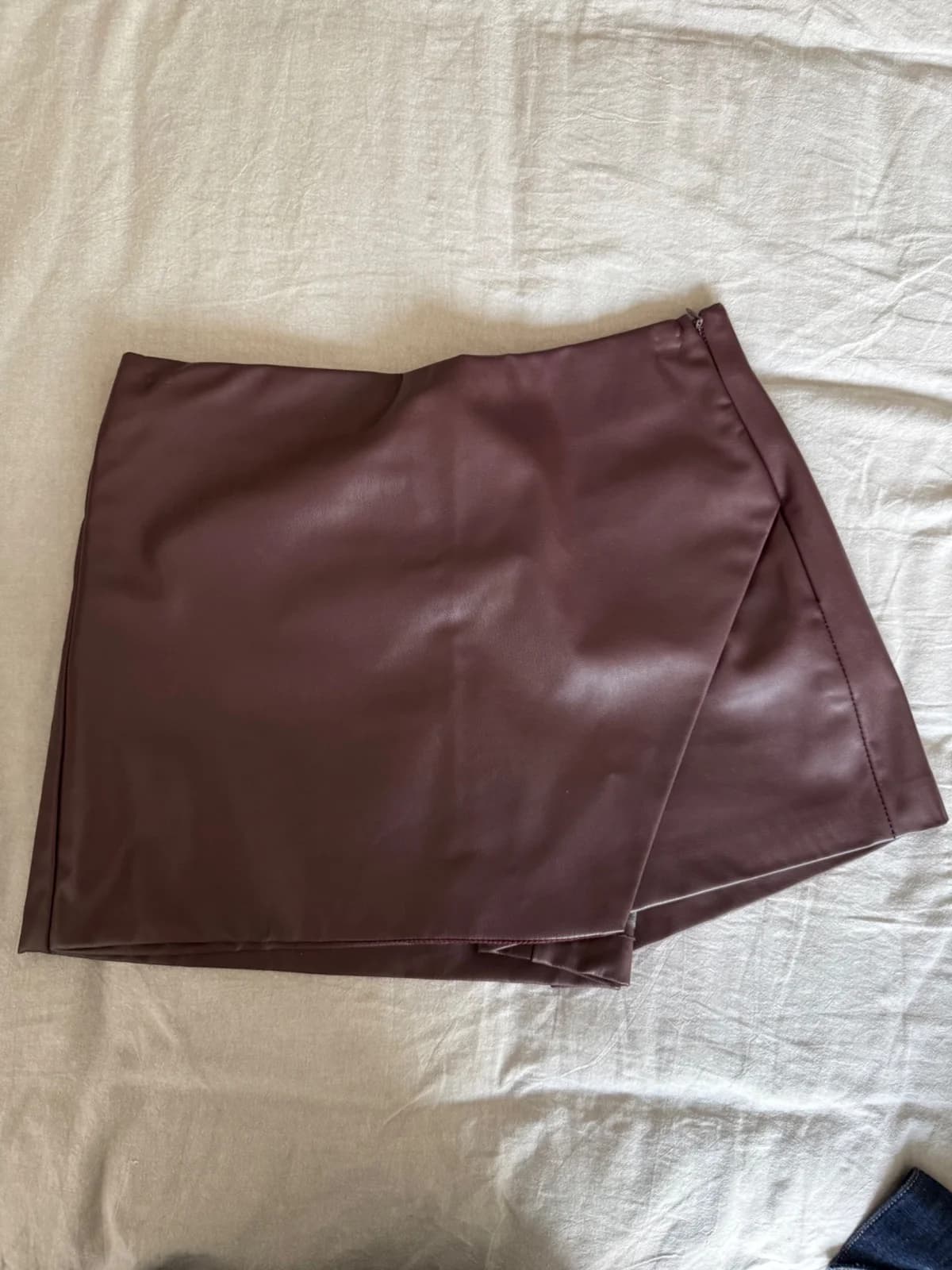 Usado por Sofía Reyes, Falda Short eco cuero burdeo, talla M