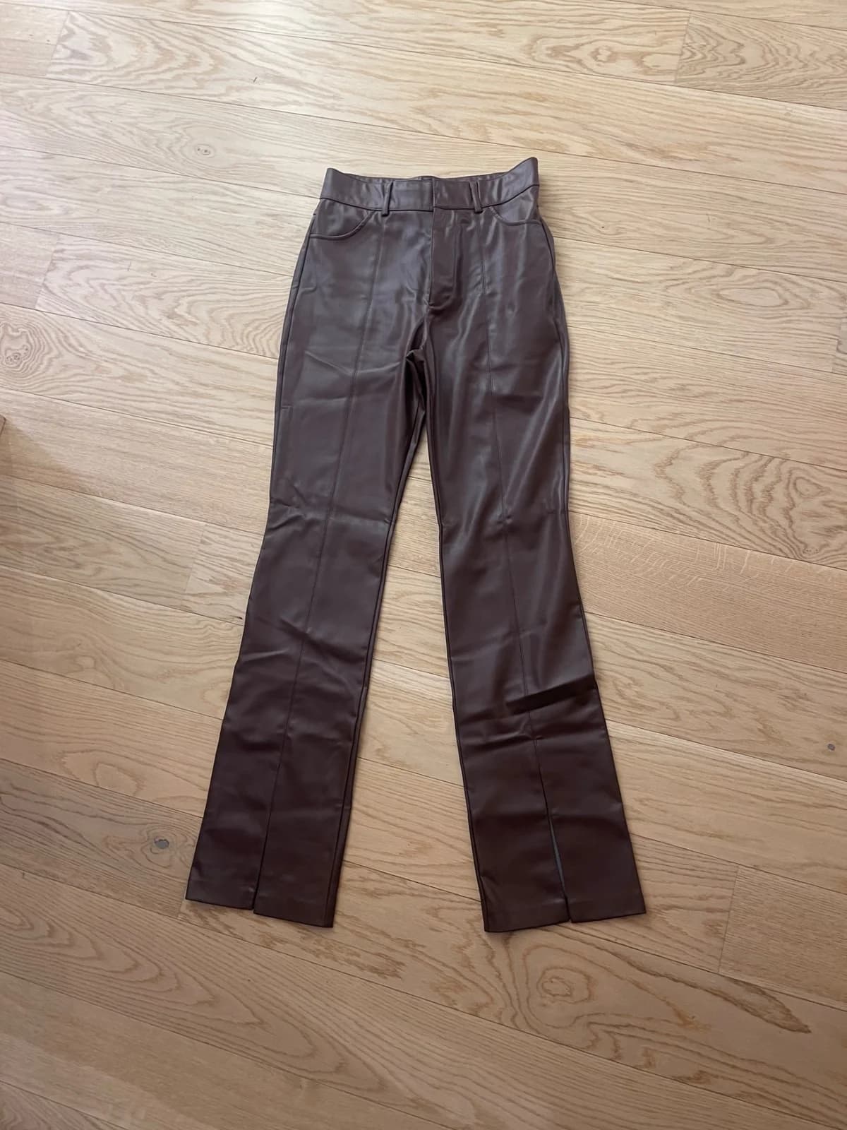 Usado por Francisca Engel, Pantalón de Cuerina Zara, talla M
