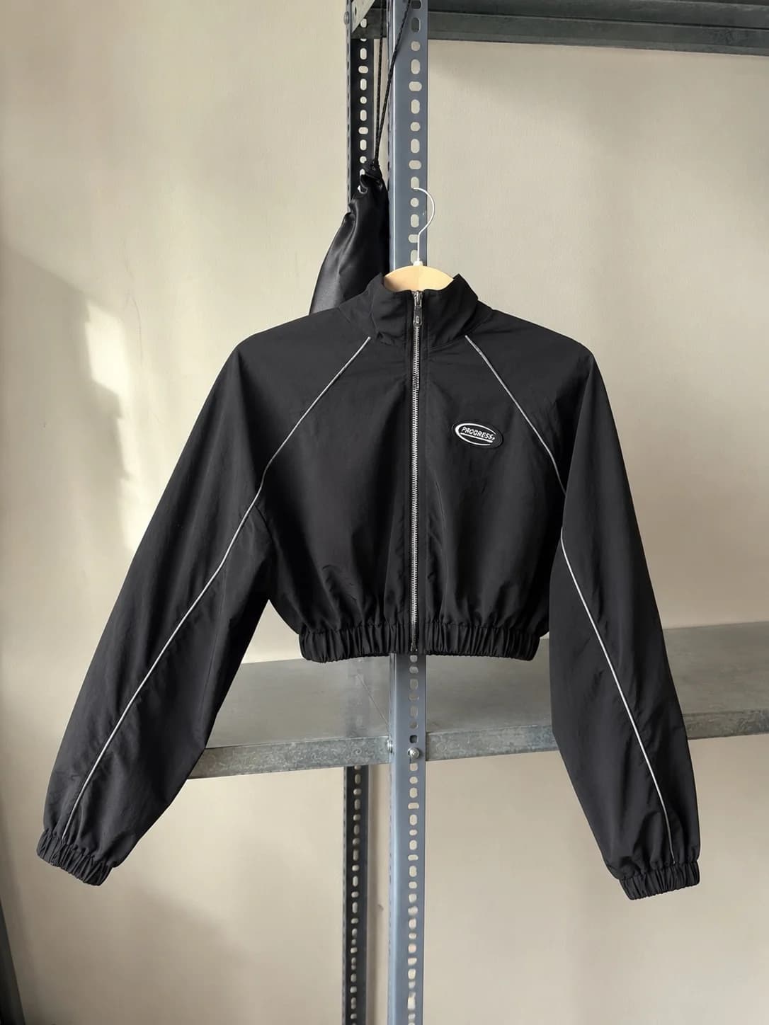 Chaqueta Negra Corta con diseño — foto 1