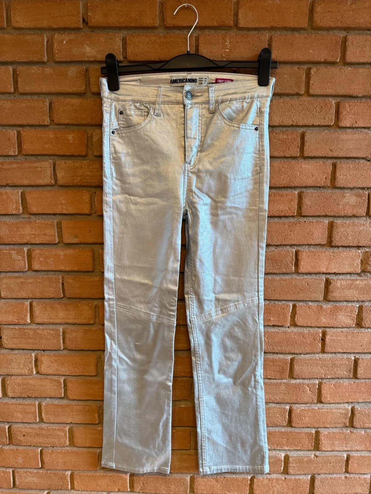Usado por Emilia Miquel, Pantalones crop flare metalizados, talla 38