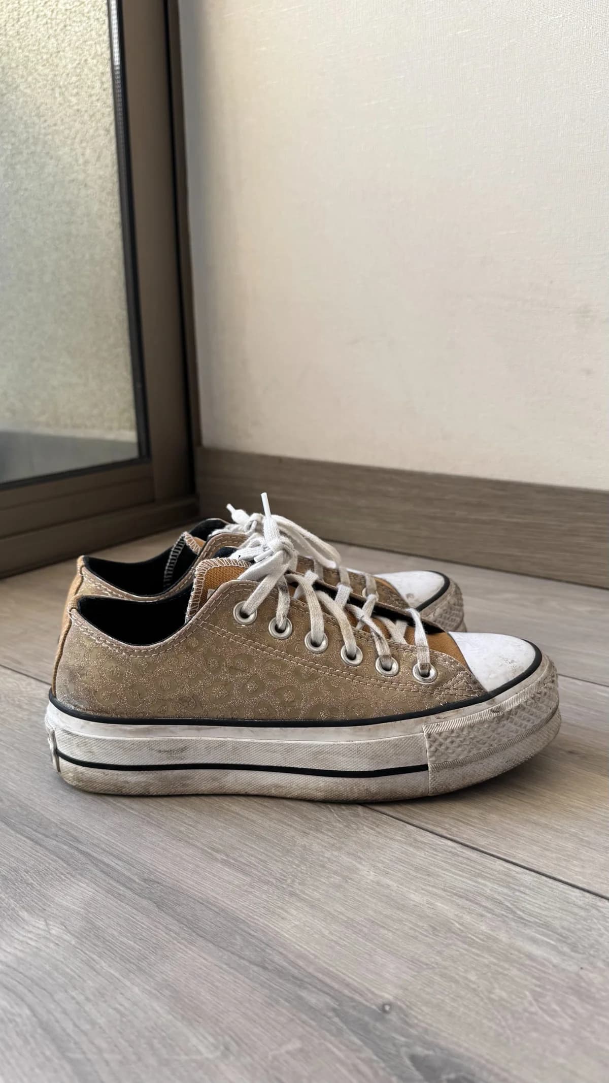 Converse doradas
