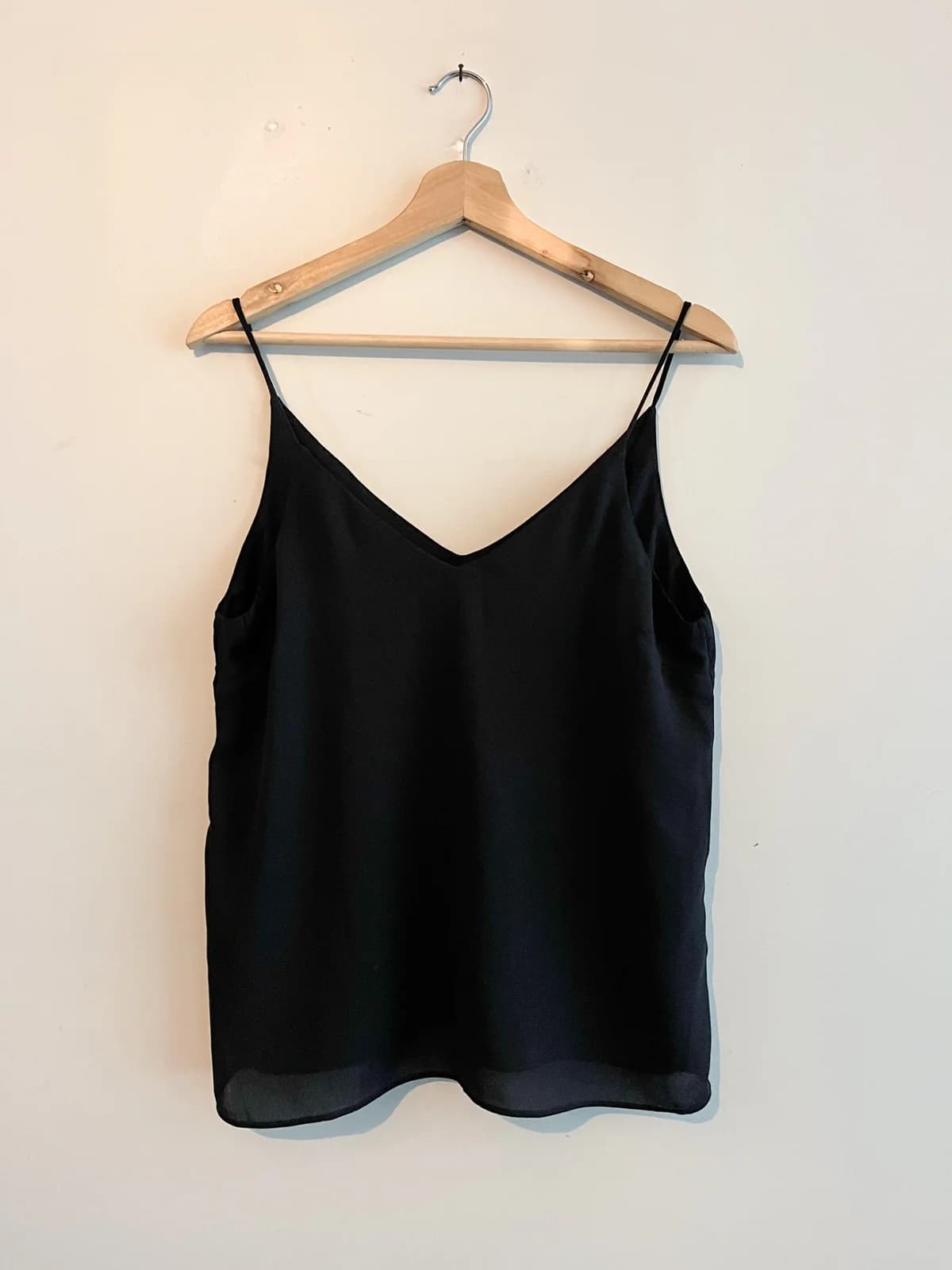 Usado por Camila Briseño, Polera tiritas negra H&M, talla 36