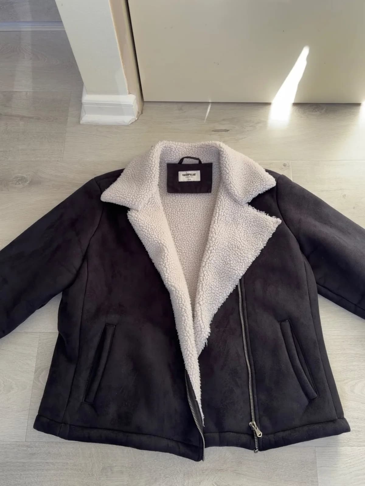 Usado por Valentina Rodriguez, Chaqueta caterpillar, talla L