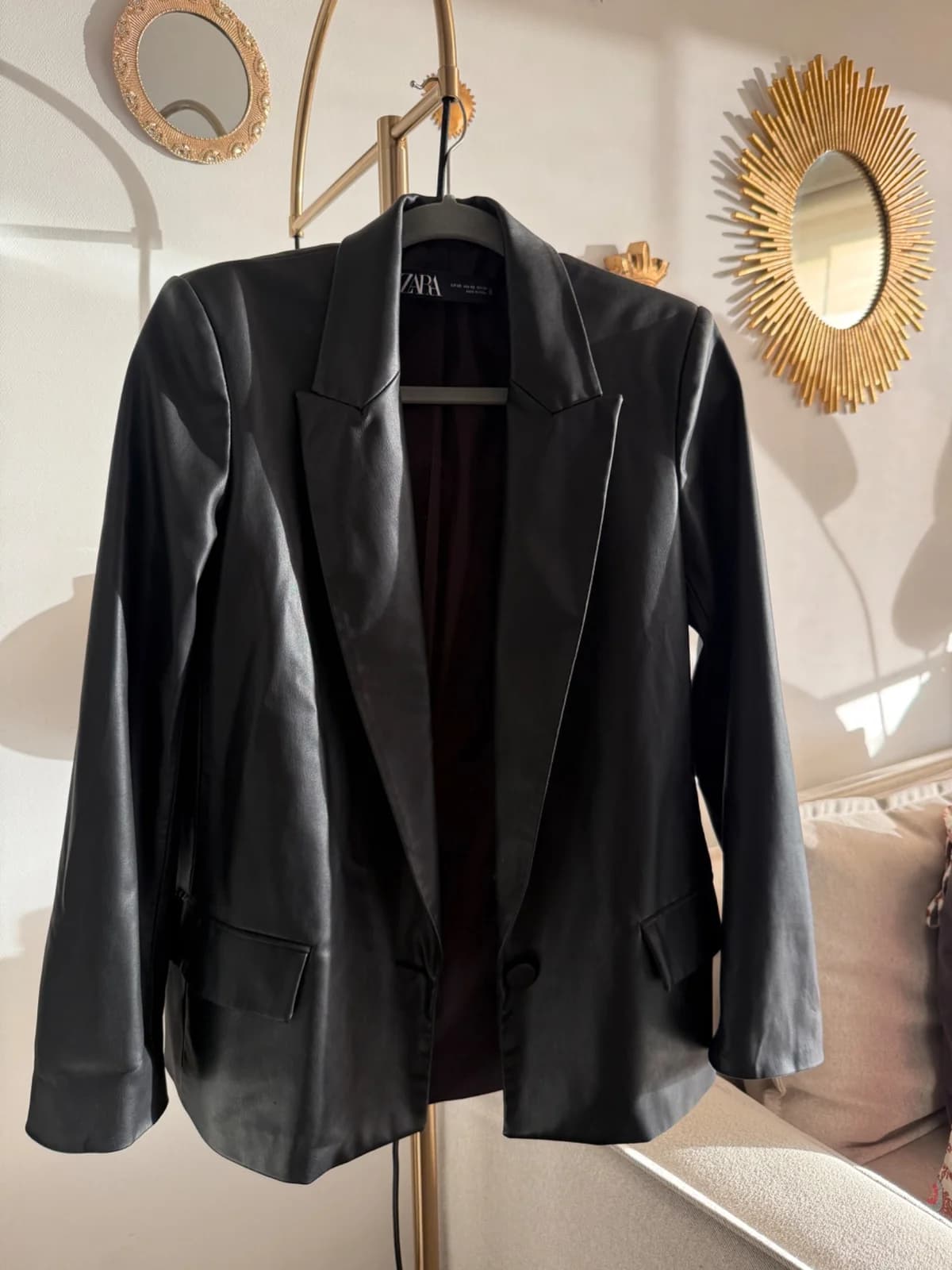 Usado por Consuelo Navea, Blazer cuero Zara , talla Xs