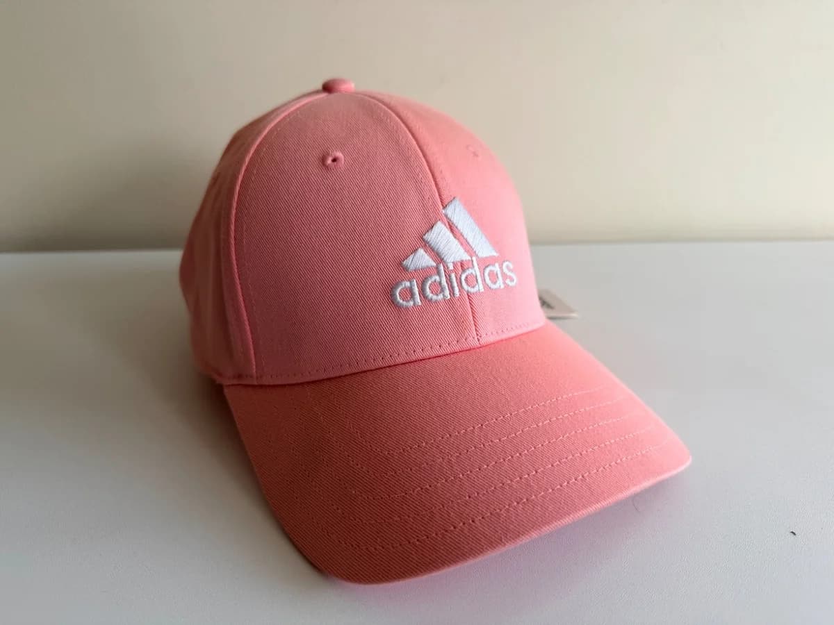 Usado por Martina, Gorro Adidas rosado