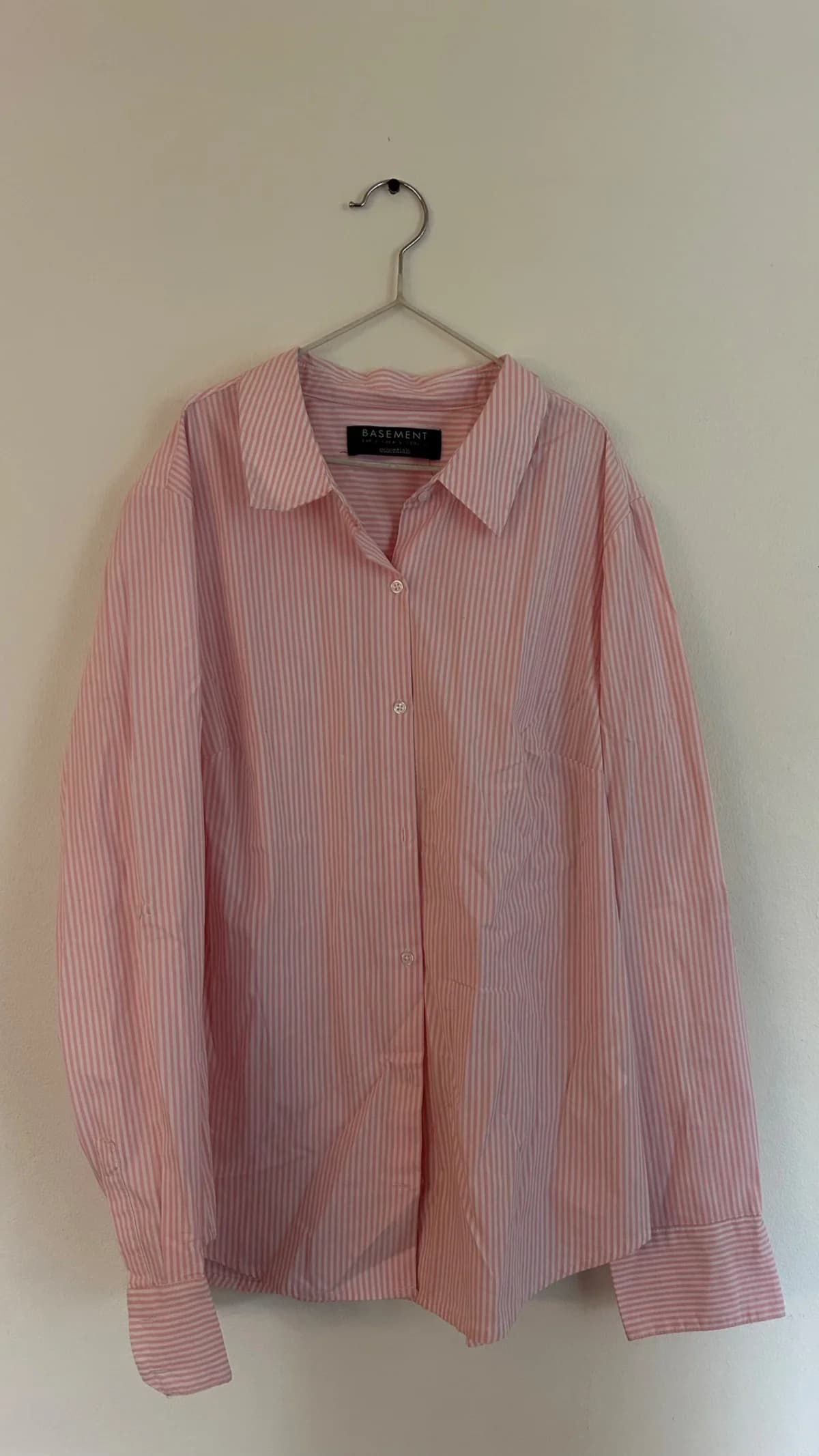 Blusa rosada con lineas blancas