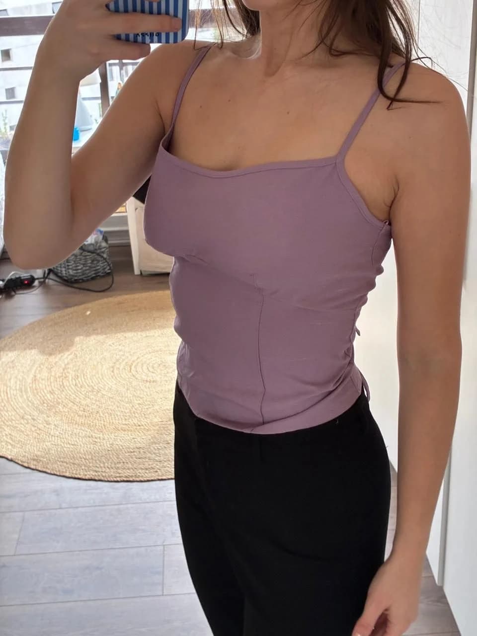 Top lila tipo corset, con tirantes finos y espalda ajustable con amarras
