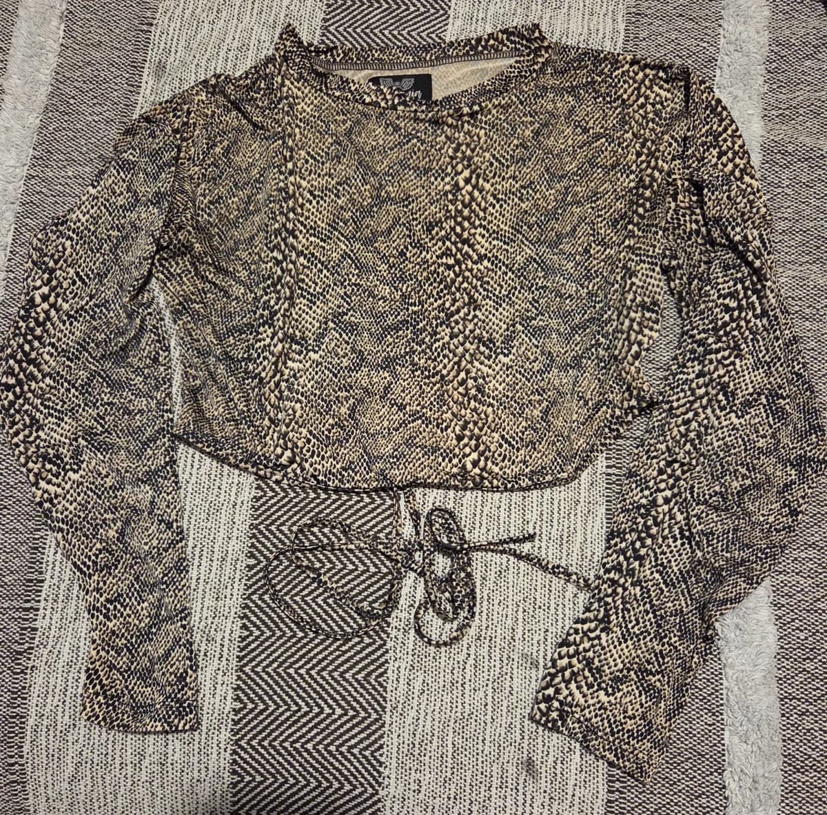 Polera crop animal print manga larga