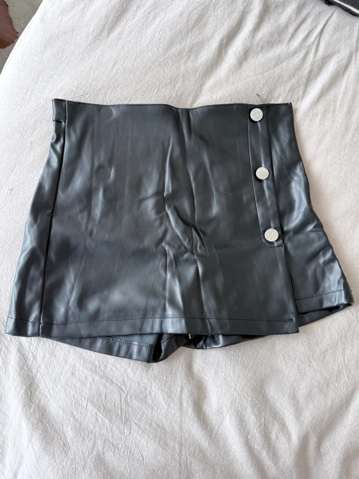 Usado por Tatiana Tscherebilo, Falda short cuerina, talla S