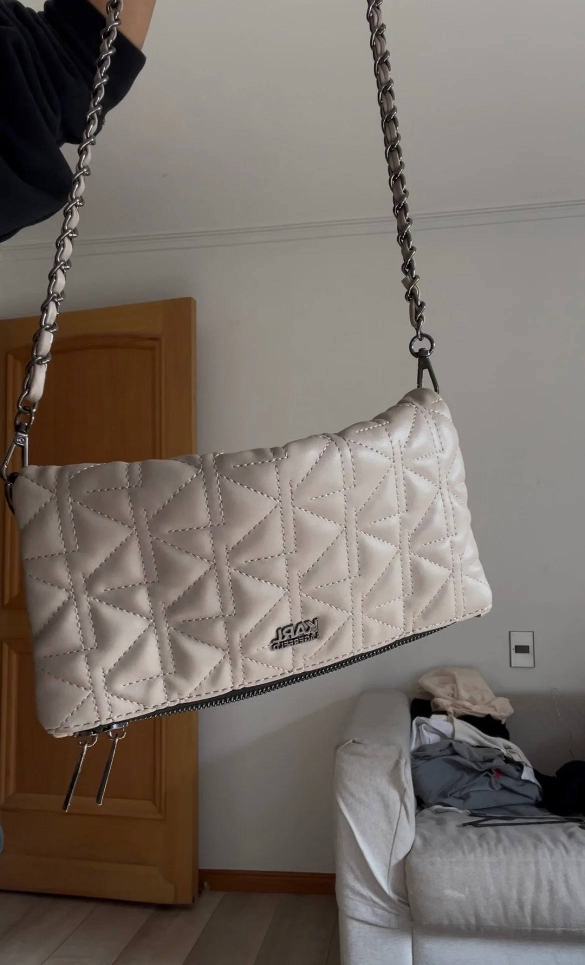 Usado por Valentina Anania, Cartera KARL LAGERFELD