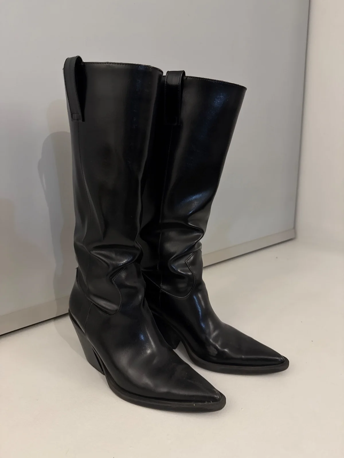 Botas negras — foto 1
