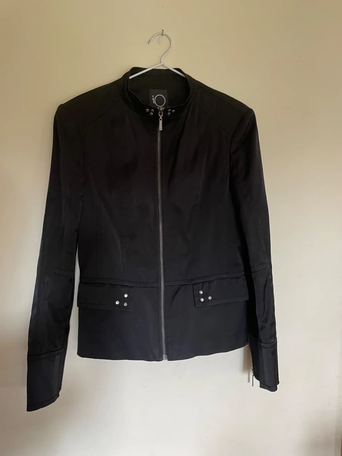 Chaqueta negra tachas — foto 1