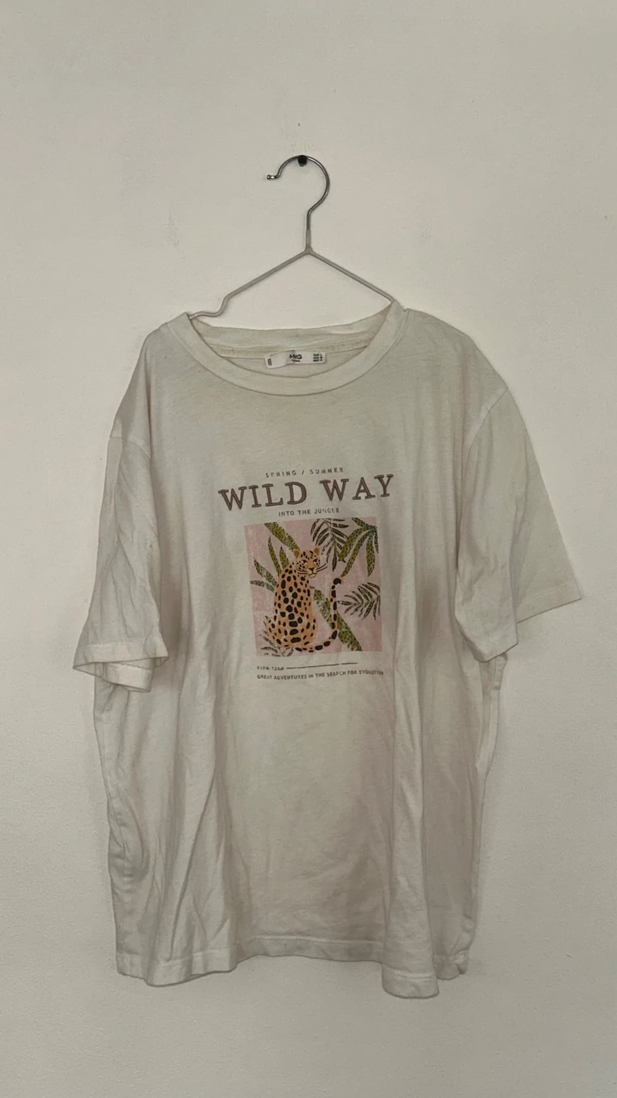Polera blanca básica con diseño