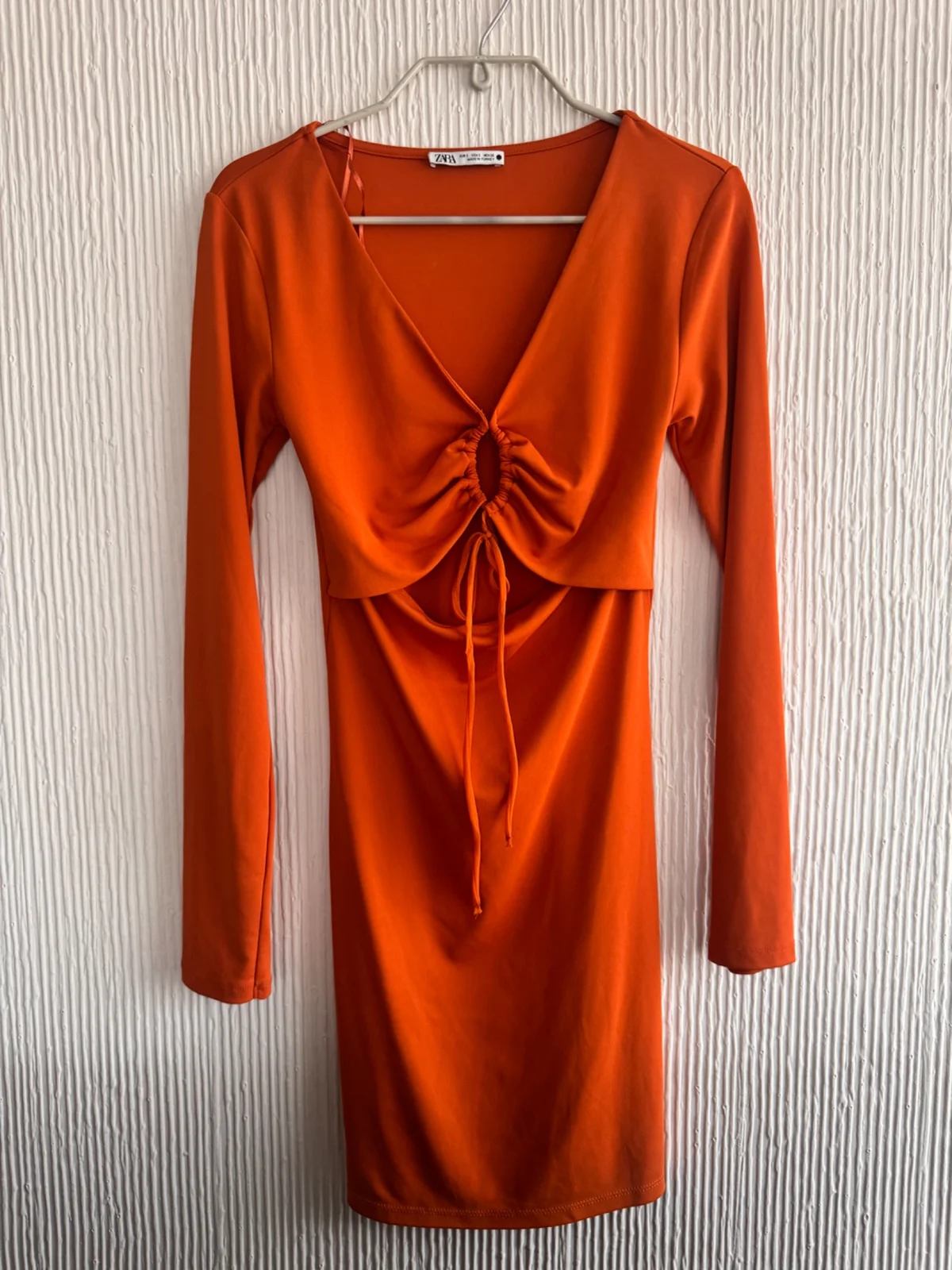 Usado por Montserrat Silva, Vestido mini cut out, talla S