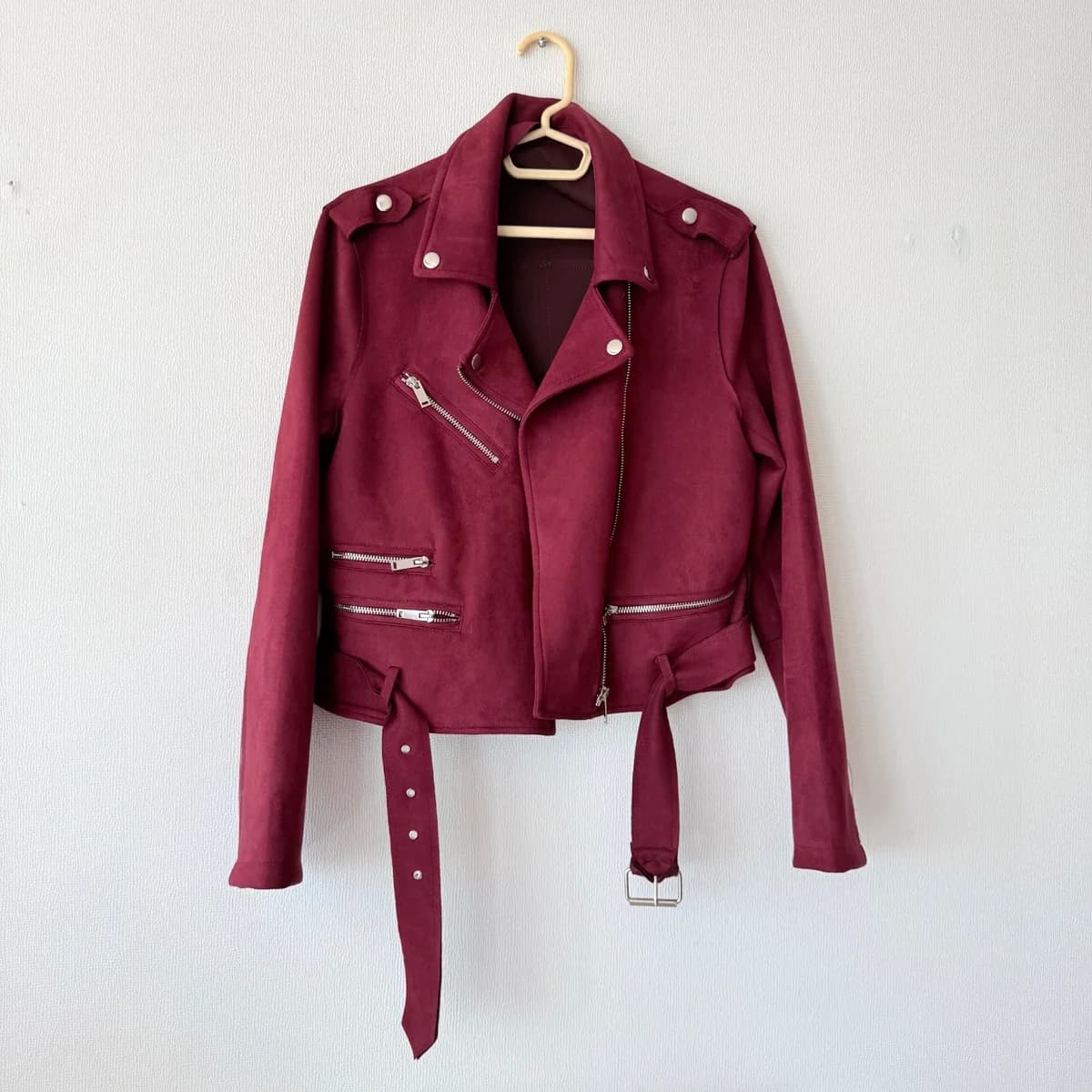 Chaqueta burdeo talla M estilo gamuza a la cadera — foto 1