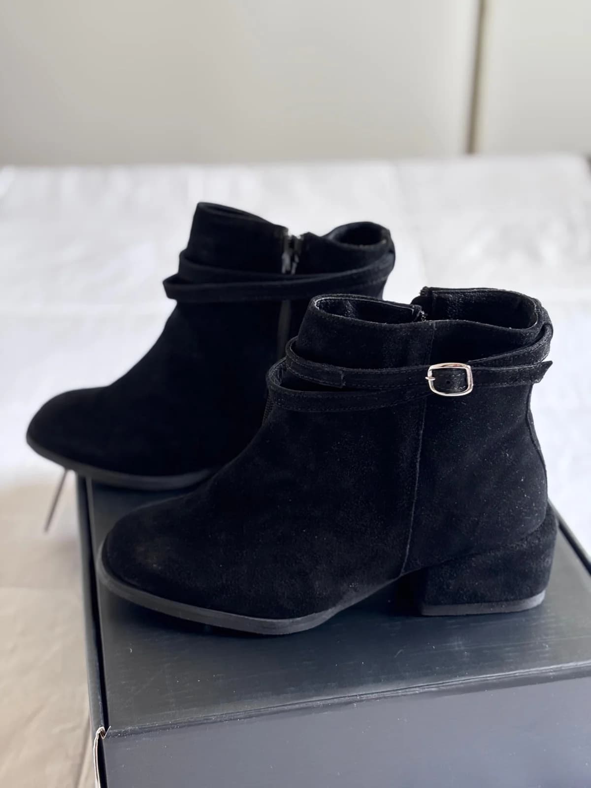 Botines negros — foto 1