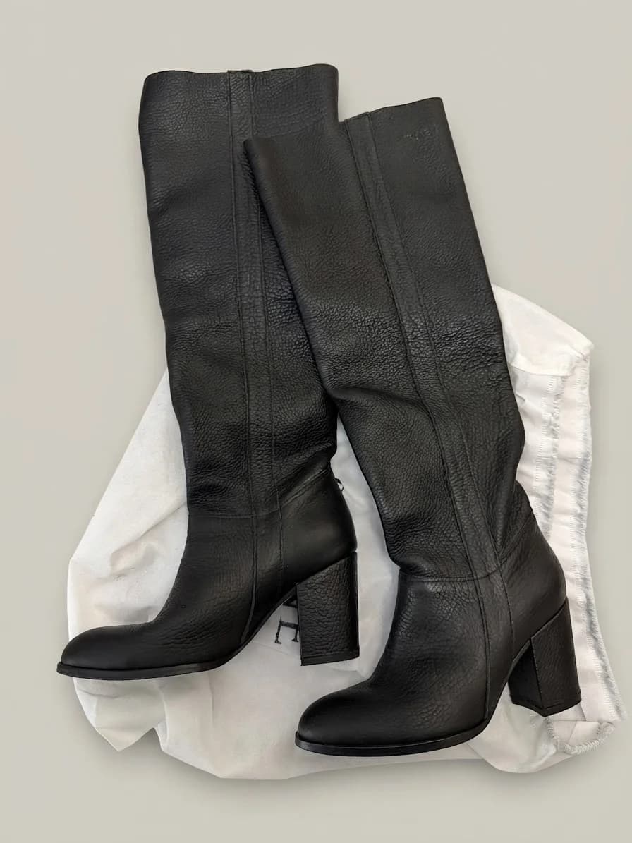 Usado por fernanda robertson, Botas Cuero Prune , talla 36