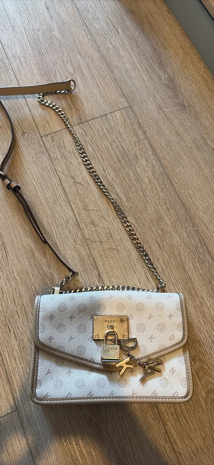 cartera DKNY usada — foto 1
