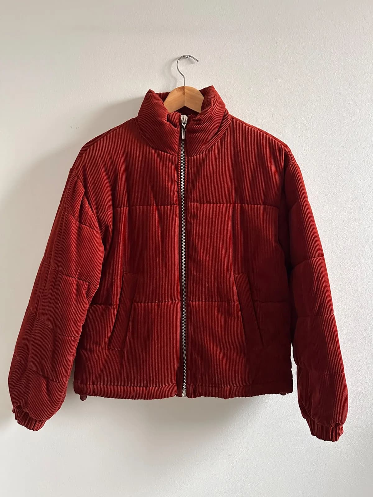 Usado por Constanza Moscoso, Puffer Burdeo Sybilla, talla XS