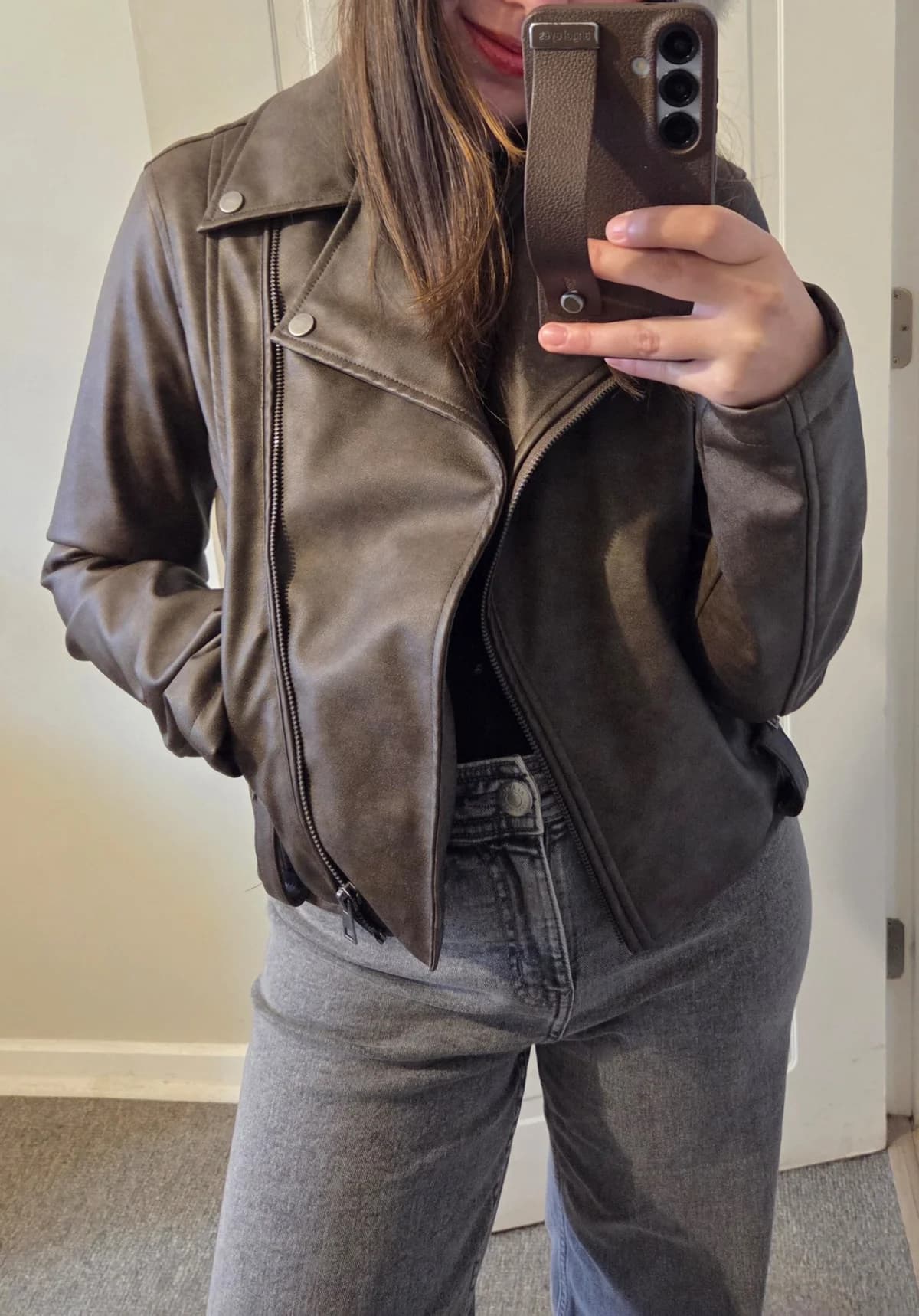 Usado por Carolina Navarro Monsálvez, Chaqueta café oscura desgastada, talla XS