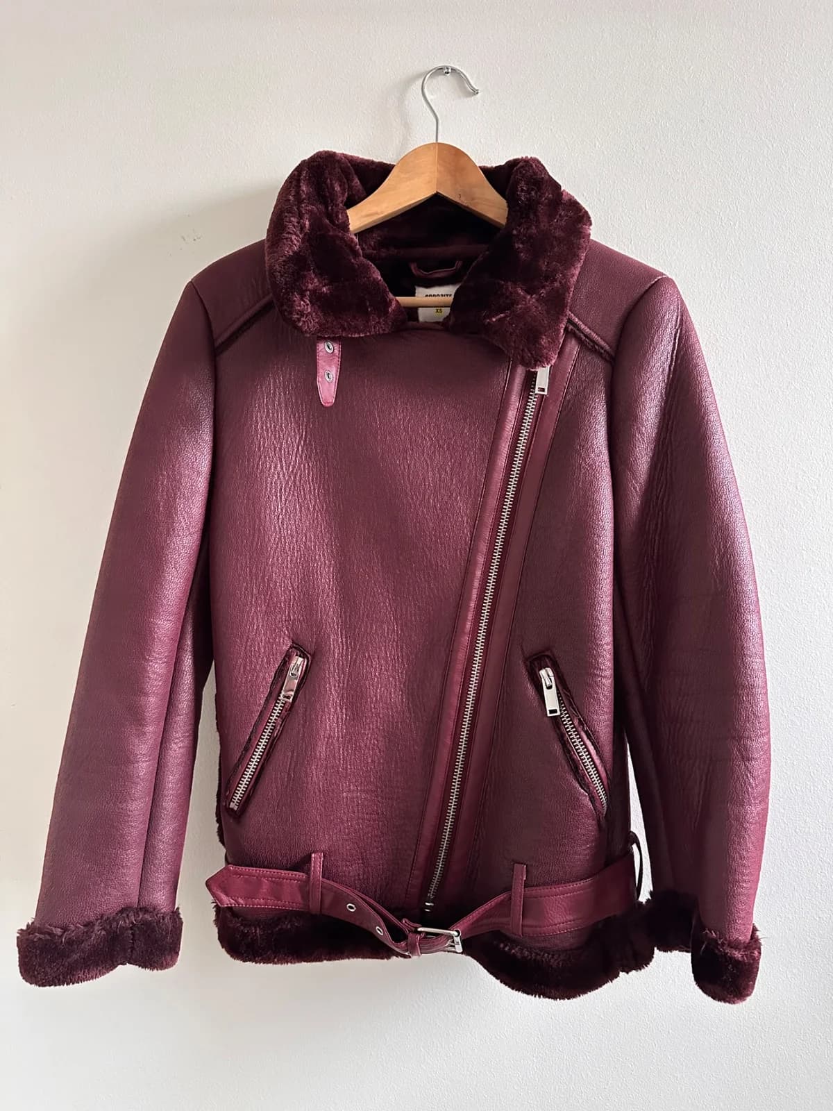 Usado por Constanza Moscoso, Chaqueta burdeo Opposite, talla XS