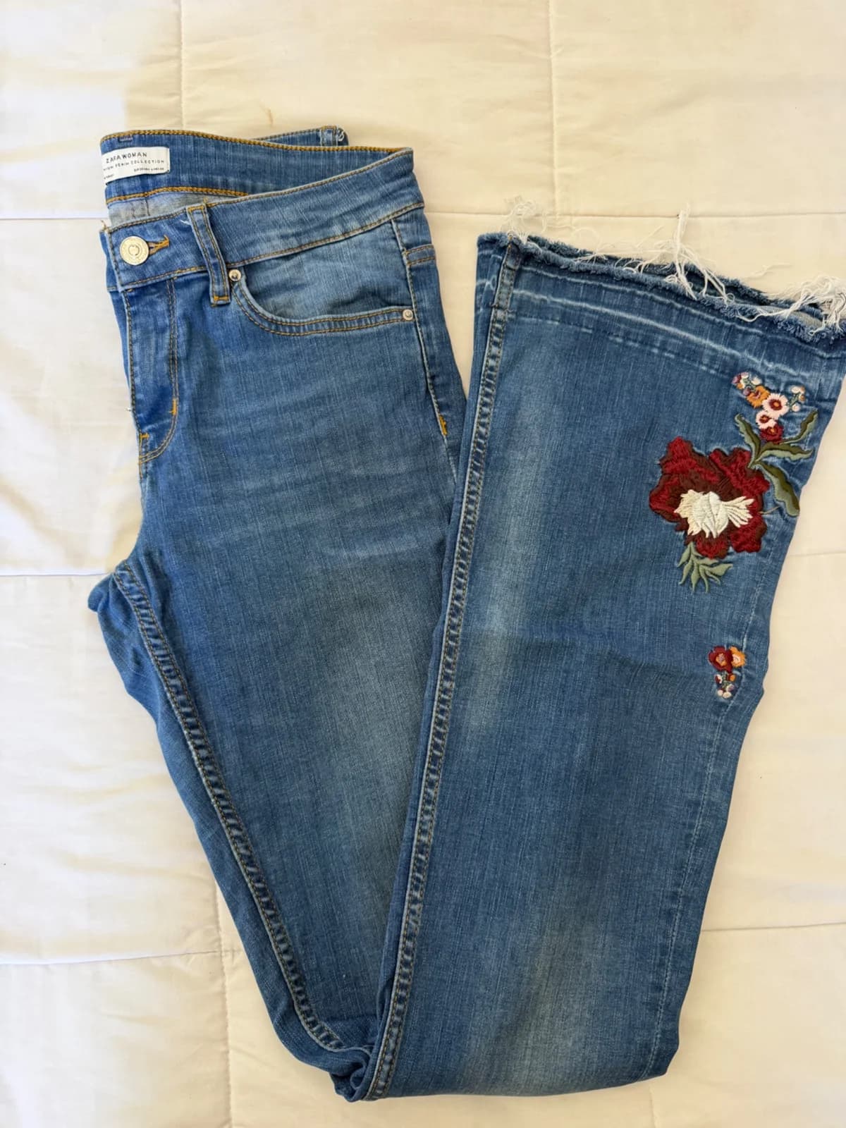 Usado por Josefa fernanda suazo galaz , Jeans flare bordados zara , talla 36