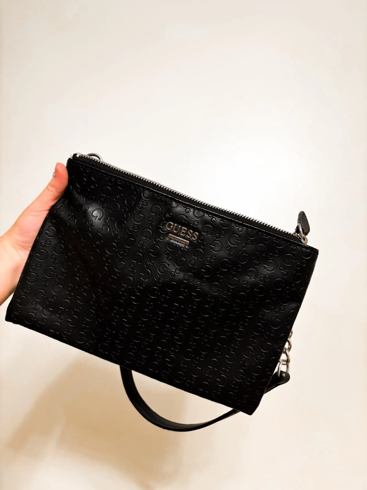 Usado por Daniela Andrade Milla, Cartera guess