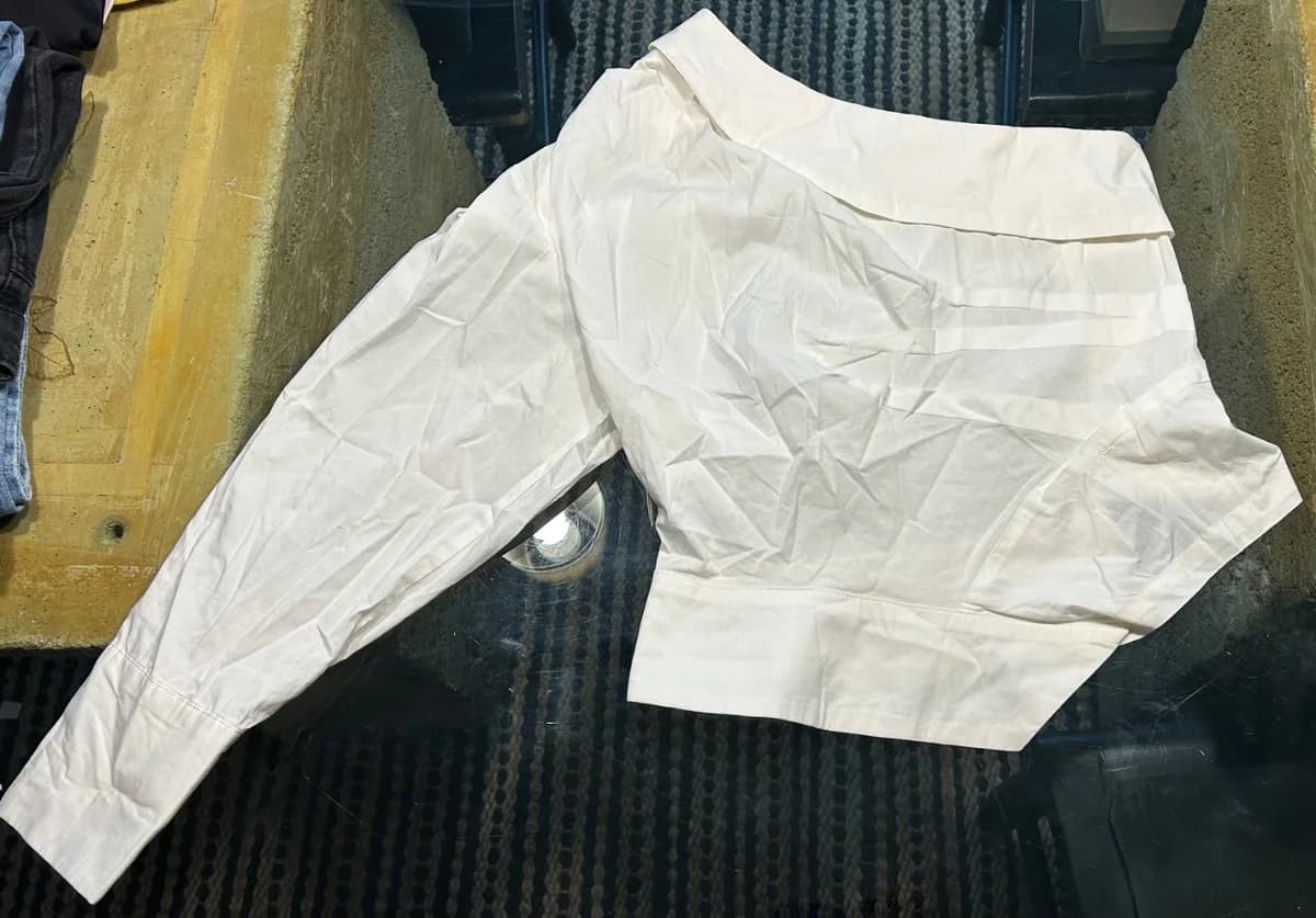 Blusa blanca asimétrica