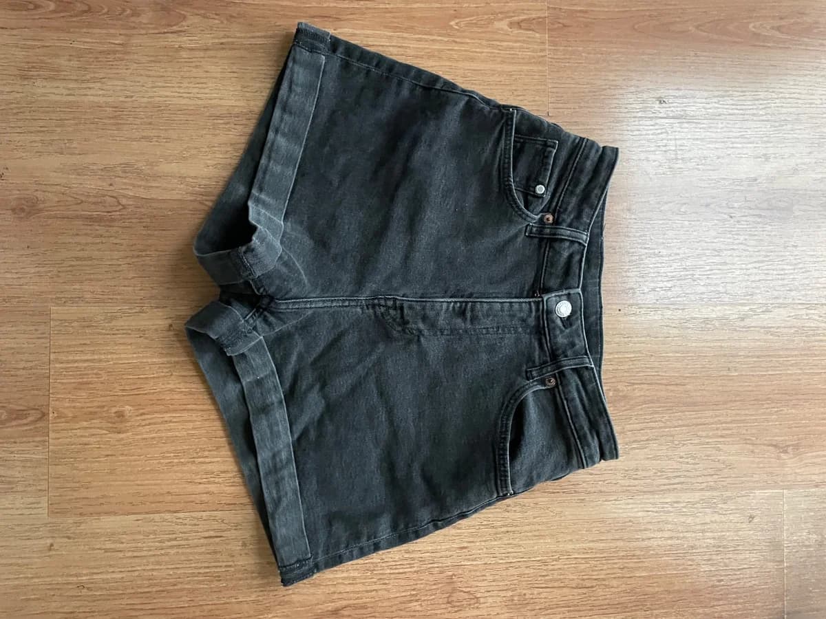 Usado por Cata Pilleux , Short negro tiro alto , talla 34
