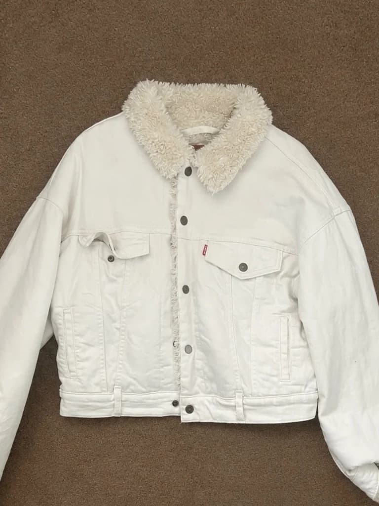 Usado por isabella del carmen fernandoy cortés , chaqueta chiporro levis blanca , talla S