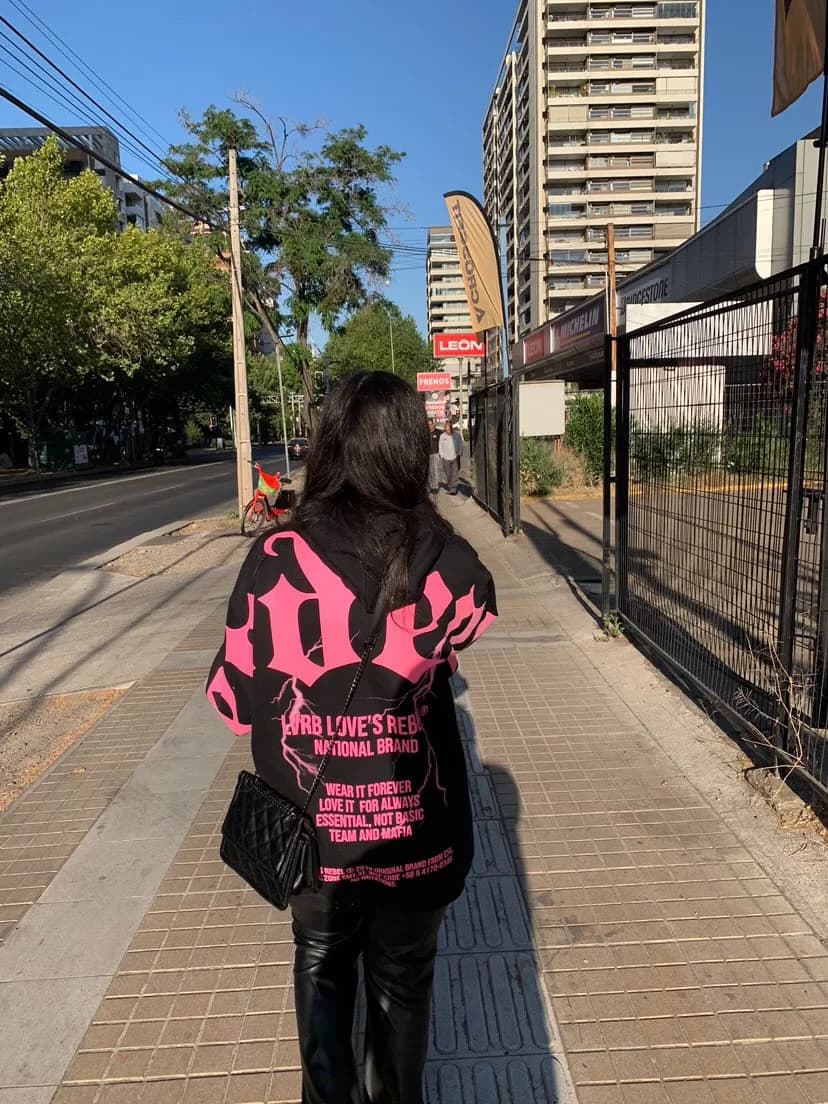 Usado por Antonia Isidora Gutierrez Suarez, Poleron Love is rebel, talla única