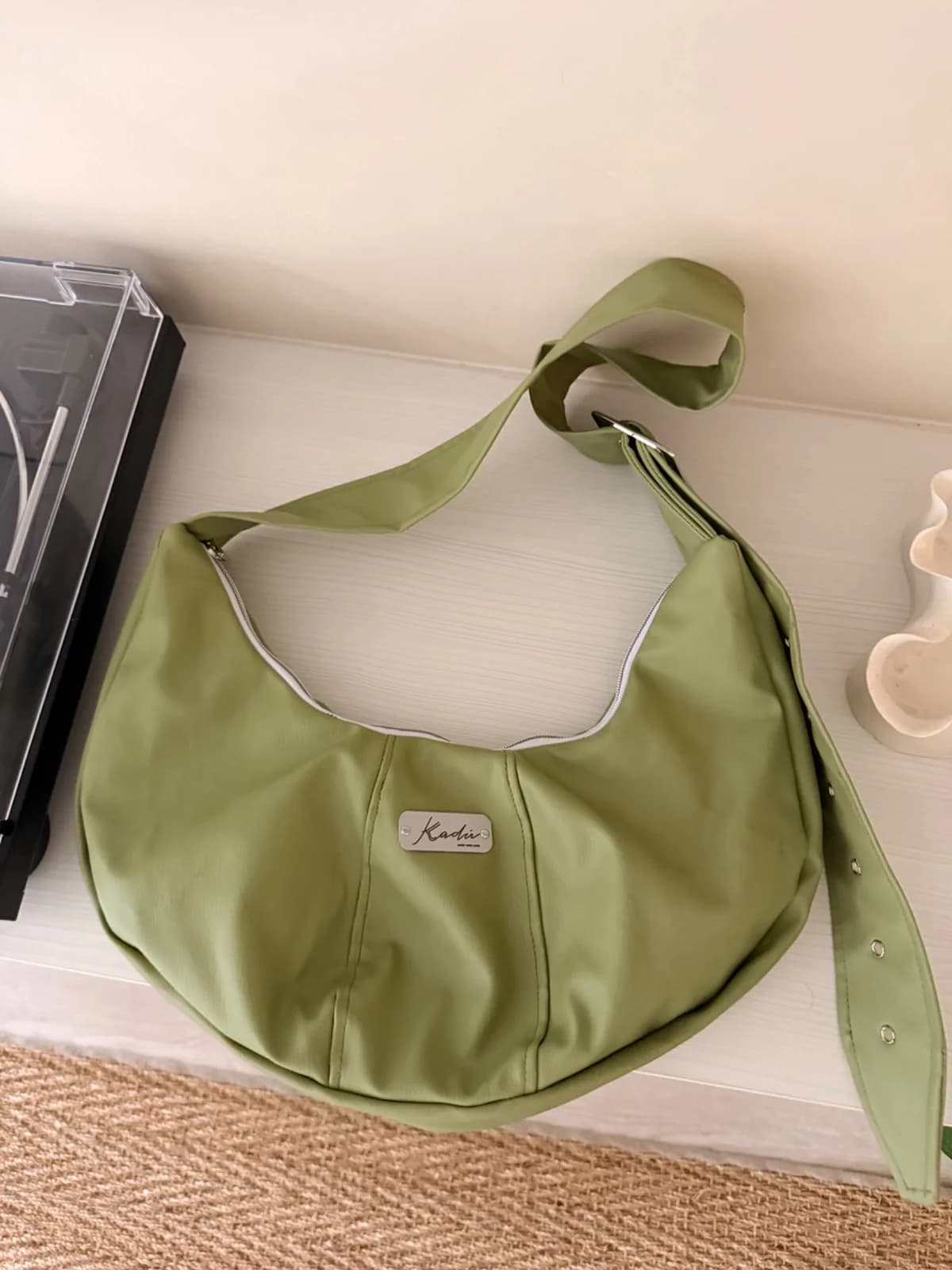 Usado por Emily Zembo, Croissant bag Kadú