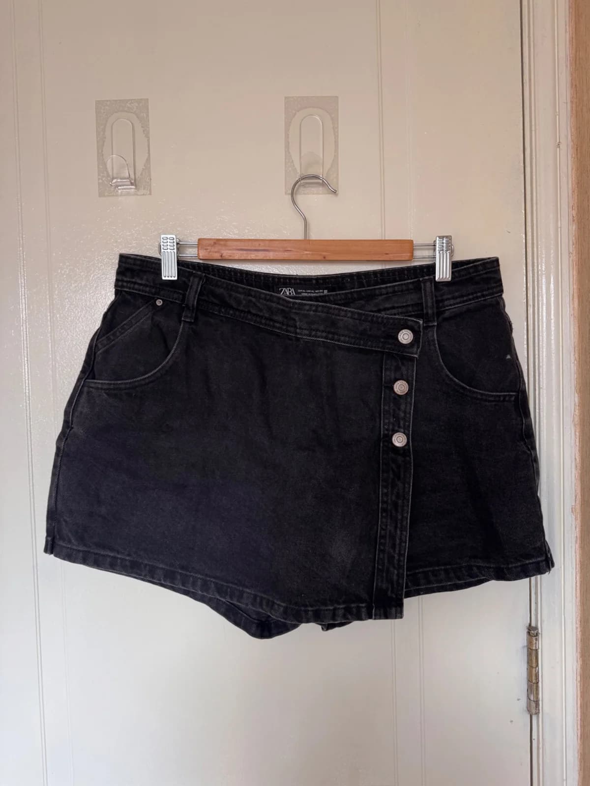 Usado por Vale Sanhueza, Falda short negra Zara, talla XL