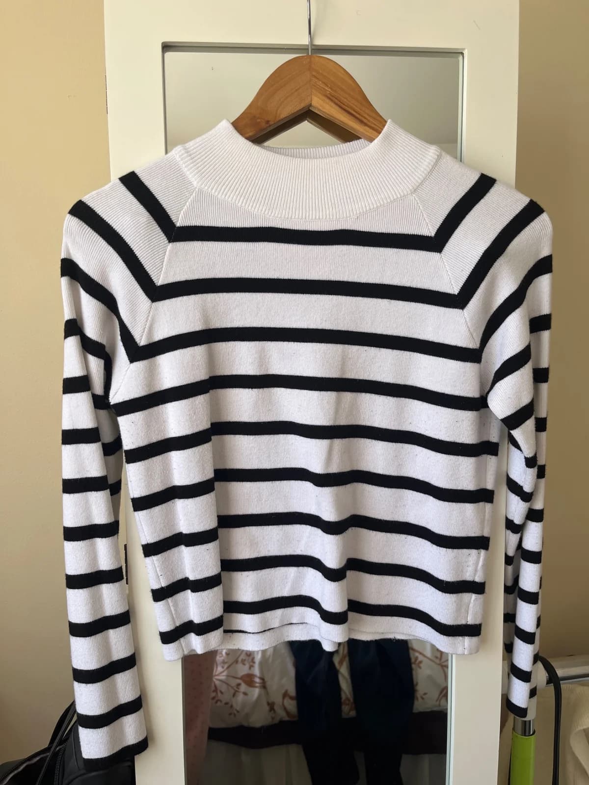 Sweater Opposite rayado blanco y negro cuello alto — foto 1