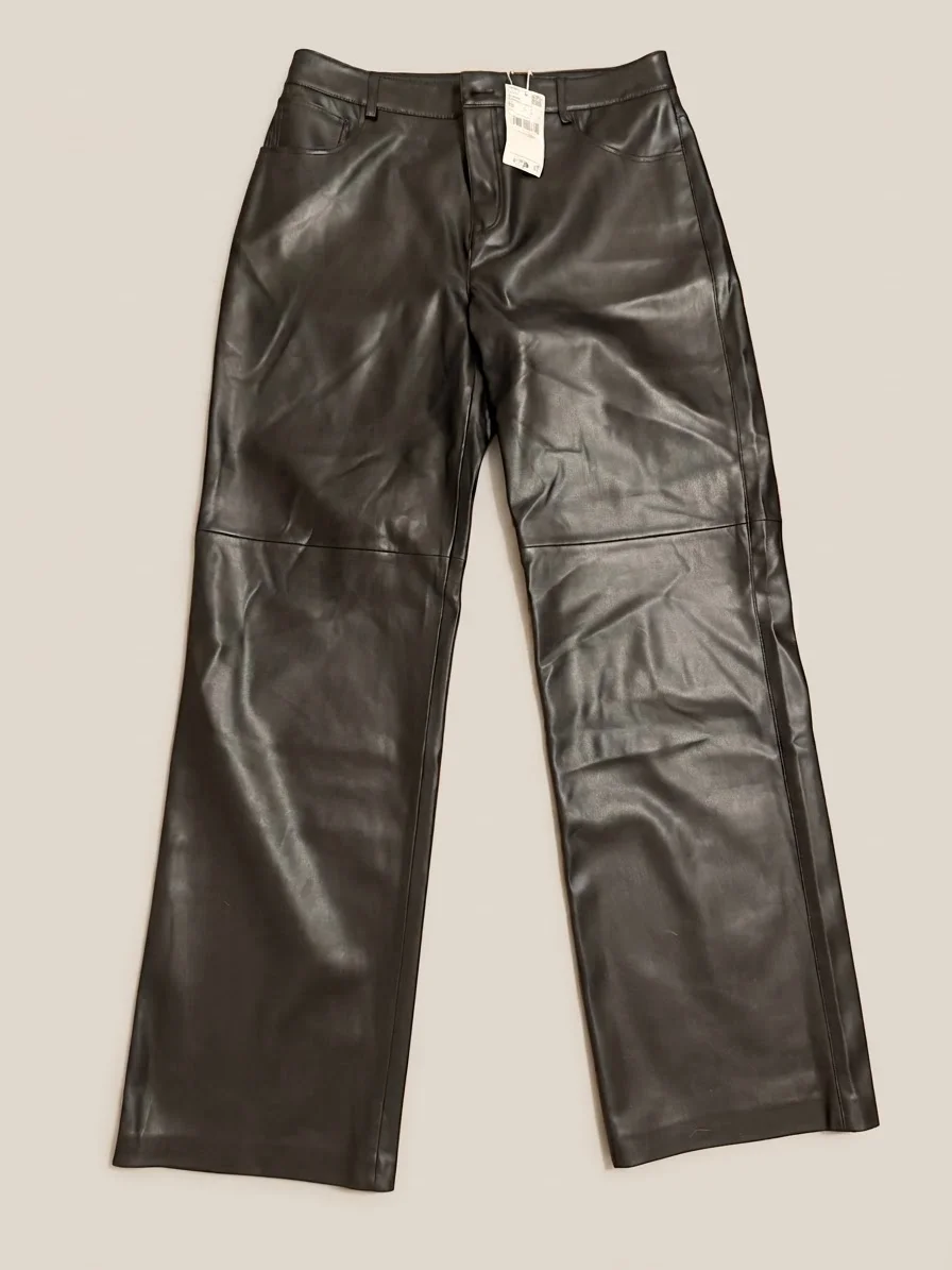 Usado por Constanza Fuenzalida, Pantalón tipo cuero negros Mango, talla 40