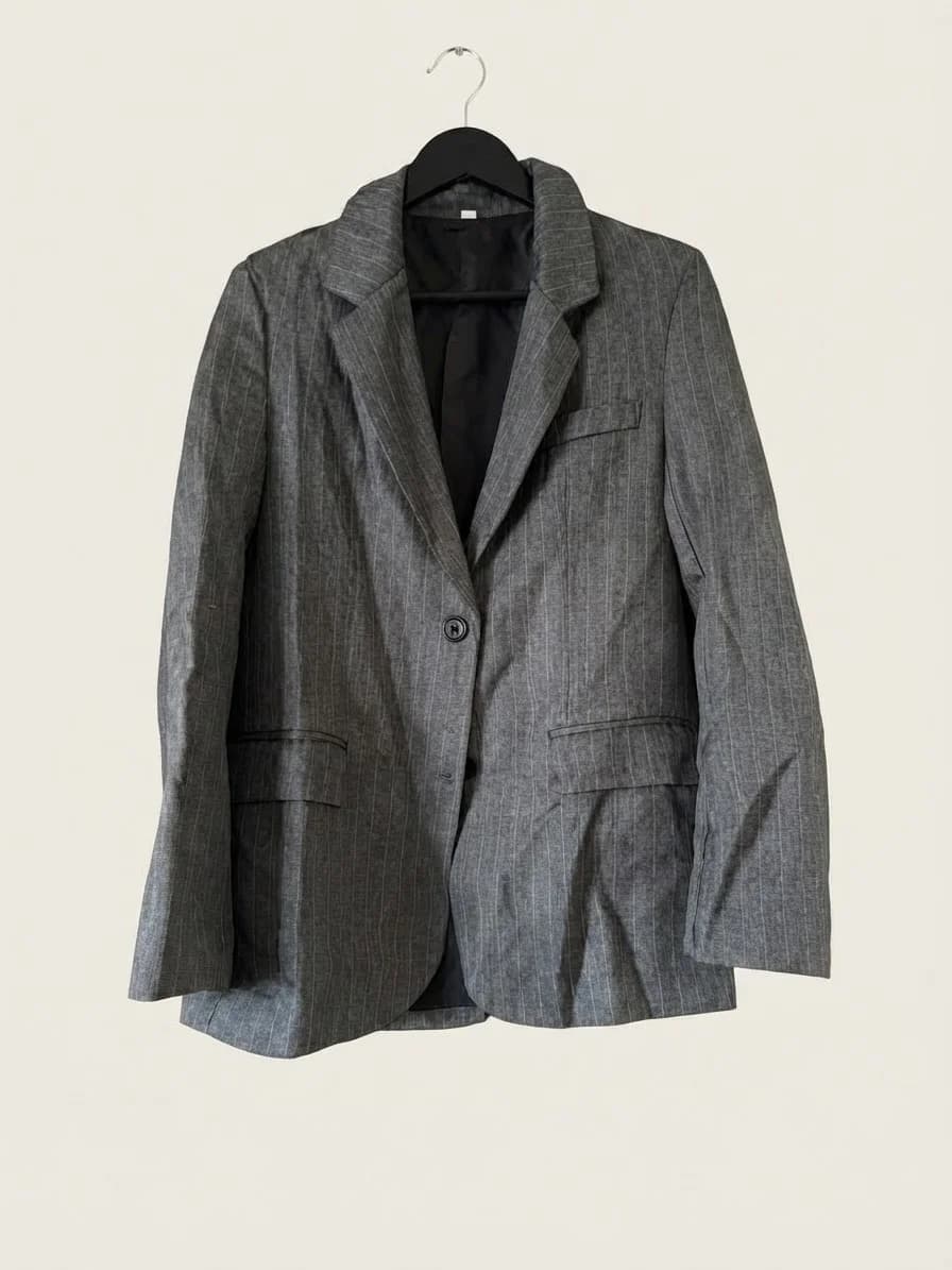 Usado por Vanessa Hernandez, Blazer gris con líneas blancas , talla S
