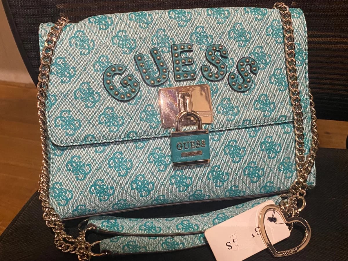 Usado por antonella Cruz, Cartera Color turquesa GUESS