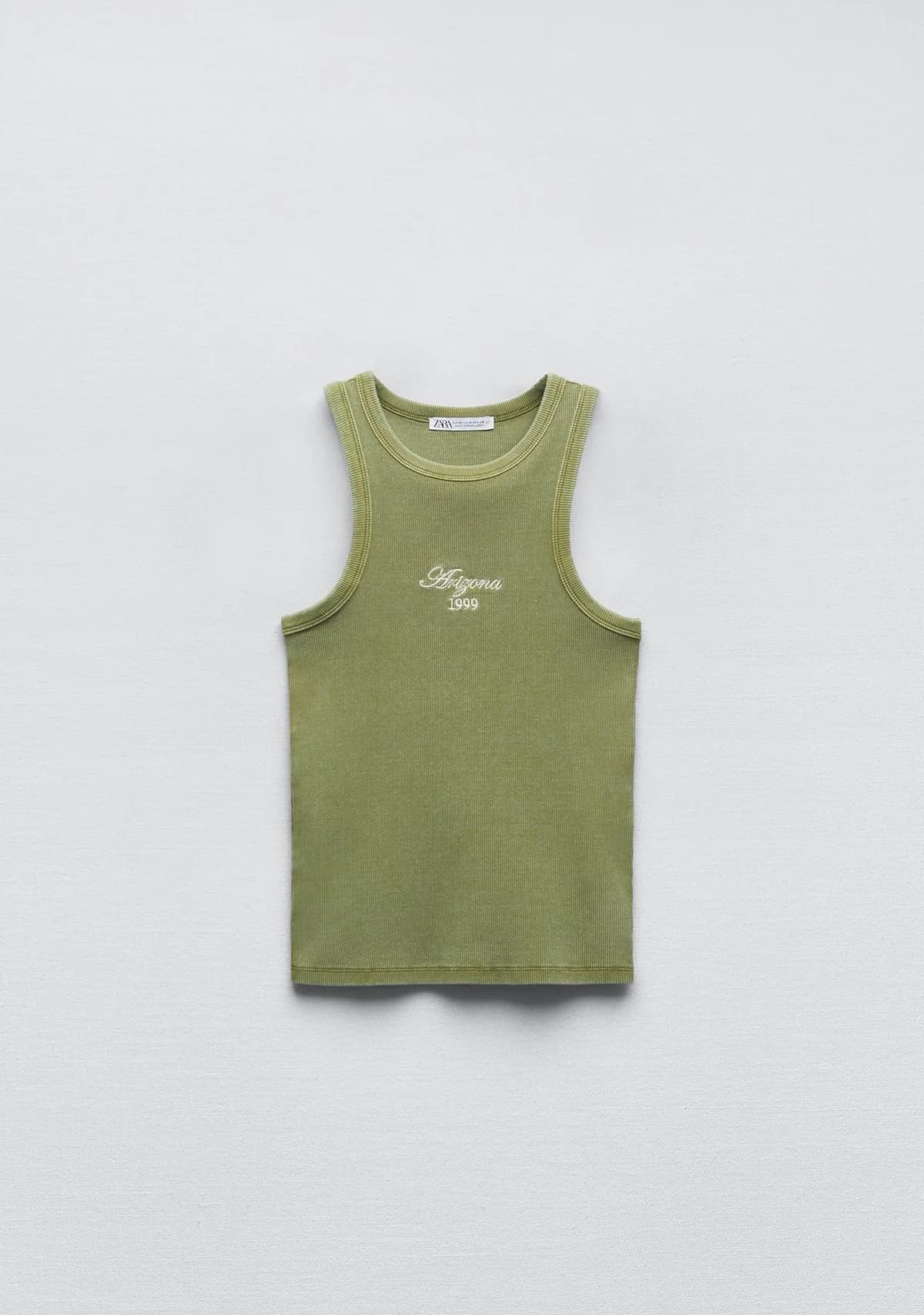 Usado por Consuelo Cárdenas , Camiseta Rib Lavada, talla S