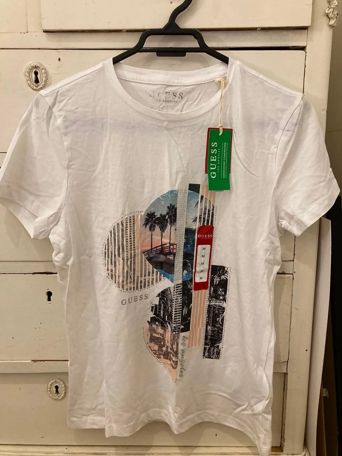 Usado por Josefina Bustamante, Polera Guess blanca NUEVA, talla M